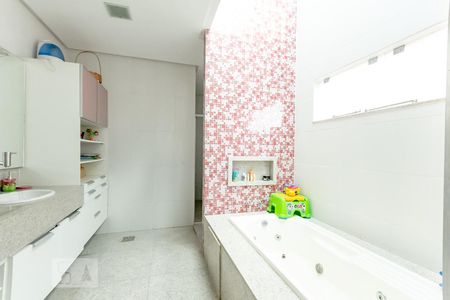 Casa de condomínio para alugar com 300m², 4 quartos e 4 vagasBanheiro do quarto 3