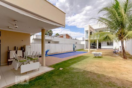 Casa de condomínio para alugar com 300m², 4 quartos e 4 vagasQuintal 