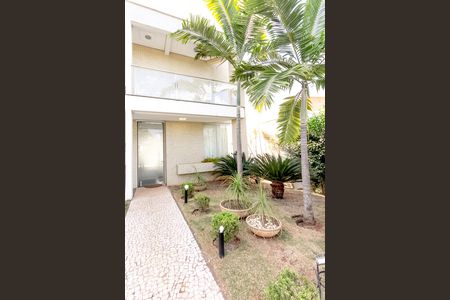 Casa de condomínio para alugar com 300m², 4 quartos e 4 vagasFachada