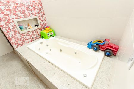 Casa de condomínio para alugar com 300m², 4 quartos e 4 vagasBanheiro do quarto 3