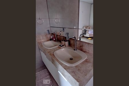 Casa de condomínio para alugar com 300m², 4 quartos e 4 vagasBanheiro do Quarto 1