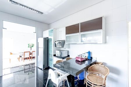 Casa de condomínio para alugar com 300m², 4 quartos e 4 vagasCozinha 