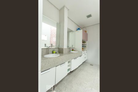 Casa de condomínio para alugar com 300m², 4 quartos e 4 vagasBanheiro do quarto 3