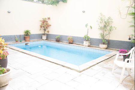 Casa à venda com 342m², 4 quartos e 4 vagas Casa à venda com 342m², 4 quartos e 4 vagasPiscina