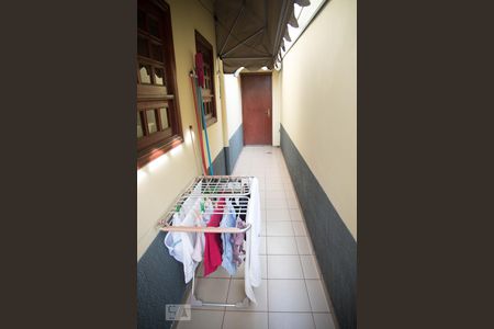 Casa à venda com 342m², 4 quartos e 4 vagas Casa à venda com 342m², 4 quartos e 4 vagasCorredor lateral