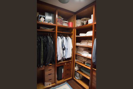 Casa à venda com 342m², 4 quartos e 4 vagas Casa à venda com 342m², 4 quartos e 4 vagasCloset suite 2