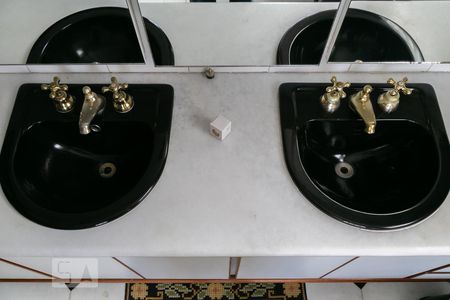 Apartamento à venda com 312m², 4 quartos e 4 vagas Apartamento à venda com 312m², 4 quartos e 4 vagasDetalhe do banheiro da suíte 4