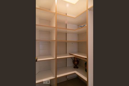 Apartamento à venda com 312m², 4 quartos e 4 vagas Apartamento à venda com 312m², 4 quartos e 4 vagasDespensa