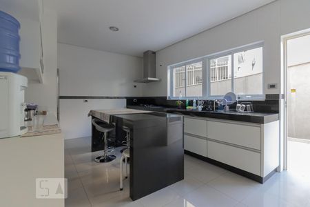 Casa à venda com 280m², 4 quartos e 5 vagas Casa à venda com 280m², 4 quartos e 5 vagasCozinha