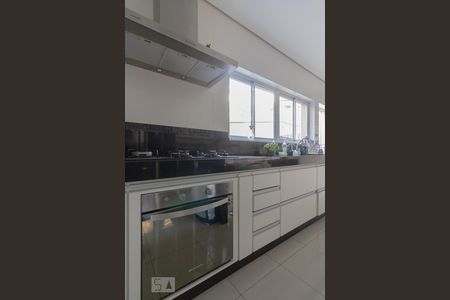 Casa à venda com 280m², 4 quartos e 5 vagas Casa à venda com 280m², 4 quartos e 5 vagasCozinha