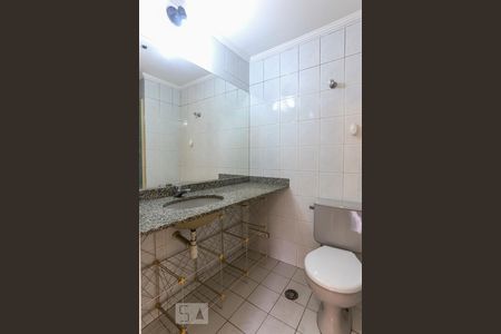 Banheiro de apartamento para alugar com 3 quartos, 56m² em Vila Gumercindo, São Paulo