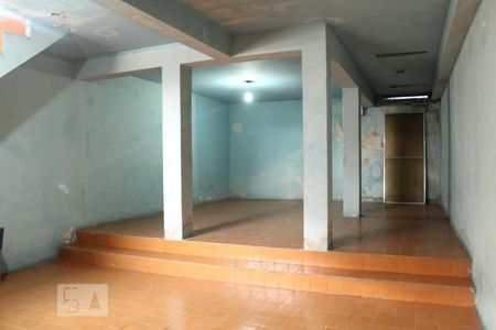Casa à venda com 80m², 2 quartos e 2 vagasPorão