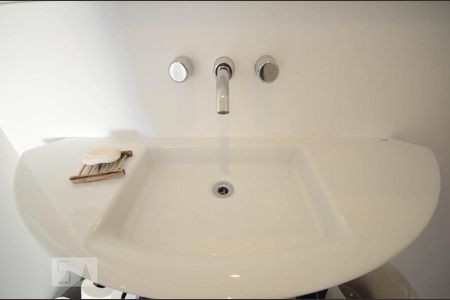 Apartamento para alugar com 70m², 2 quartos e 1 vaga Apartamento para alugar com 70m², 2 quartos e 1 vagaLavatório do banheiro da suite