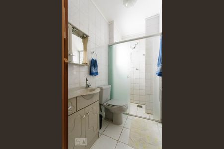 Banheiro de apartamento à venda com 1 quarto, 43m² em São Sebastião, Porto Alegre