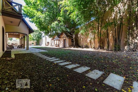 Casa de condomínio para alugar com 840m², 5 quartos e 3 vagasQuintal