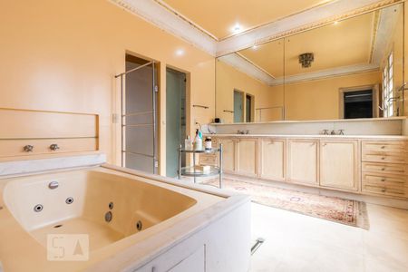 Casa de condomínio para alugar com 840m², 5 quartos e 3 vagasBanheiro da Suíte 5