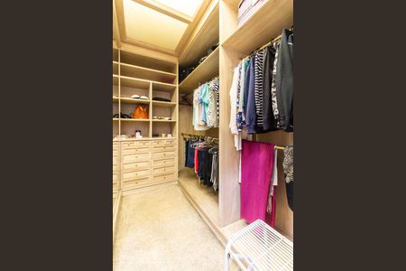 Casa de condomínio para alugar com 840m², 5 quartos e 3 vagasCloset 2 da Suíte 5