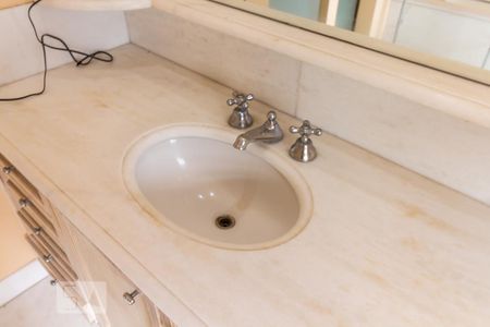 Casa de condomínio para alugar com 840m², 5 quartos e 3 vagasDetalhe do Banheiro da Suíte 5