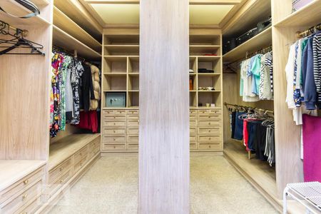 Casa de condomínio para alugar com 840m², 5 quartos e 3 vagasClosets da Suíte 5