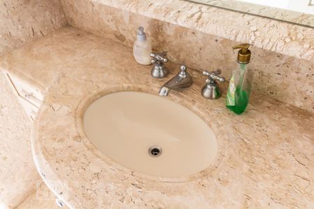 Casa de condomínio para alugar com 840m², 5 quartos e 3 vagasDetalhe do Banheiro da Suíte 2