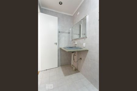 Banheiro de apartamento à venda com 2 quartos, 69m² em Vila Ipiranga, Porto Alegre