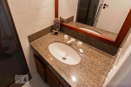 Banheiro social de apartamento para alugar com 3 quartos, 115m² em Barra da Tijuca, Rio de Janeiro