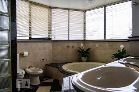 Apartamento à venda com 250m², 3 quartos e 4 vagas Apartamento à venda com 250m², 3 quartos e 4 vagasBANHEIRO QUARTO 1