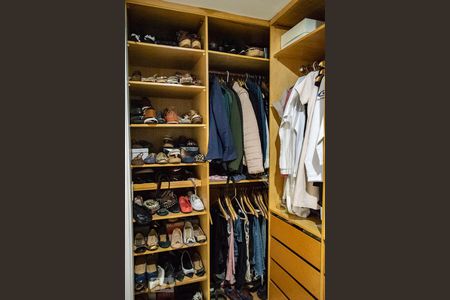 Apartamento à venda com 250m², 3 quartos e 4 vagas Apartamento à venda com 250m², 3 quartos e 4 vagasCLOSET QUARTO 1