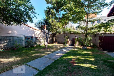 Casa à venda com 360m², 4 quartos e 5 vagas Casa à venda com 360m², 4 quartos e 5 vagasÁrea externa