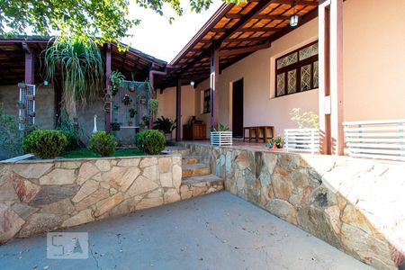 Casa à venda com 360m², 4 quartos e 5 vagas Casa à venda com 360m², 4 quartos e 5 vagasÁrea externa