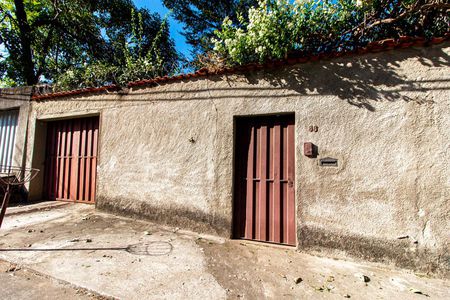 Casa à venda com 360m², 4 quartos e 5 vagas Casa à venda com 360m², 4 quartos e 5 vagasFachada