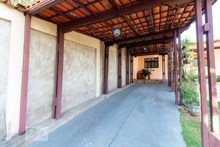 Casa à venda com 360m², 4 quartos e 5 vagas Casa à venda com 360m², 4 quartos e 5 vagasÁrea externa