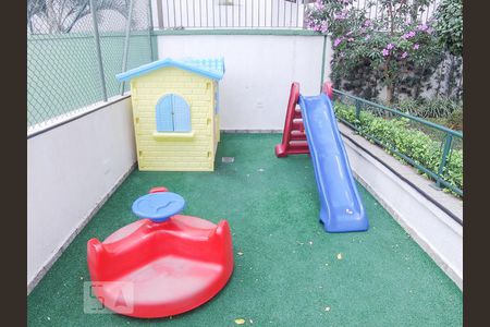 Apartamento à venda com 220m², 3 quartos e 4 vagas Apartamento à venda com 220m², 3 quartos e 4 vagasPlayground