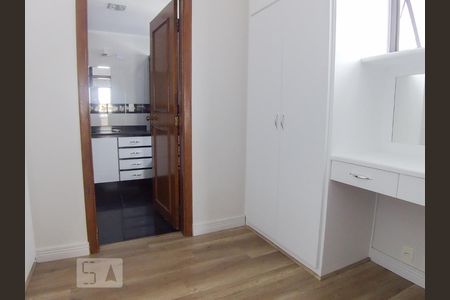 Apartamento à venda com 220m², 3 quartos e 4 vagas Apartamento à venda com 220m², 3 quartos e 4 vagasCloset da Suite 1