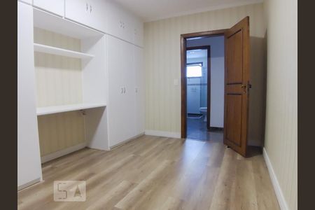 Apartamento à venda com 220m², 3 quartos e 4 vagas Apartamento à venda com 220m², 3 quartos e 4 vagasQuarto de Serviço