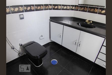 Apartamento à venda com 220m², 3 quartos e 4 vagas Apartamento à venda com 220m², 3 quartos e 4 vagasBanheiro da Suíte 1