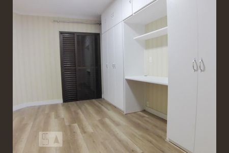 Apartamento à venda com 220m², 3 quartos e 4 vagas Apartamento à venda com 220m², 3 quartos e 4 vagasQuarto de Serviço