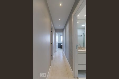 Corredor  (primeiro andar) de apartamento à venda com 3 quartos, 215m² em Barra da Tijuca, Rio de Janeiro