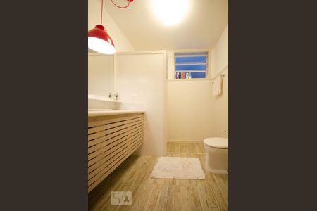 Banheiro social de apartamento para alugar com 3 quartos, 110m² em Gávea, Rio de Janeiro