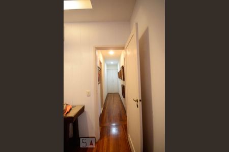 Corredor de acesso aos dormitórios e banheiro Social de apartamento para alugar com 3 quartos, 110m² em Gávea, Rio de Janeiro