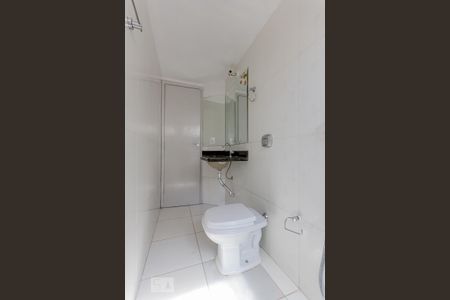 Banheiro social  de apartamento para alugar com 3 quartos, 74m² em Setor Oeste, Goiânia