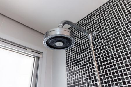 Apartamento à venda com 98m², 2 quartos e 2 vagasDetalhe do Banheiro do Corredor