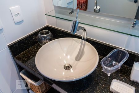 Apartamento à venda com 98m², 2 quartos e 2 vagasDetalhe do Banheiro da Suíte