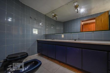 Apartamento à venda com 378m², 5 quartos e 4 vagas Apartamento à venda com 378m², 5 quartos e 4 vagasBanheiro dos quartos 1 e 2