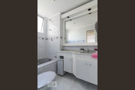 Banheiro de apartamento para alugar com 2 quartos, 58m² em Parque São Vicente, Santo André