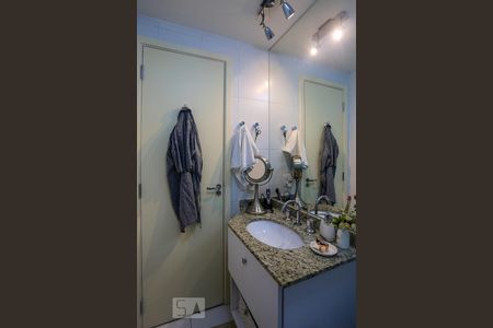 Banheiro de apartamento para alugar com 1 quarto, 35m² em Aclimação, São Paulo