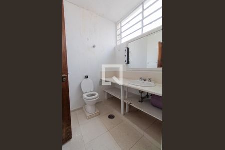 Casa à venda com 560m², 5 quartos e 4 vagasBanheiro do Quarto 1