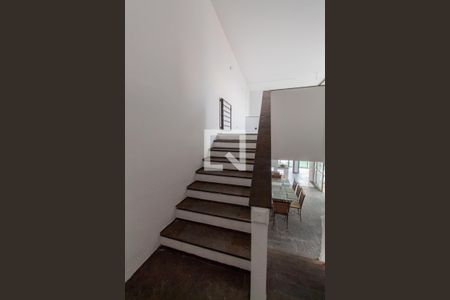 Casa à venda com 560m², 5 quartos e 4 vagasEscada