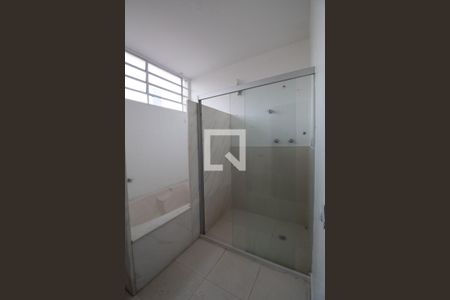 Casa à venda com 560m², 5 quartos e 4 vagasBanheiro do Quarto 1