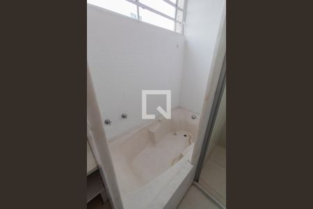 Casa à venda com 560m², 5 quartos e 4 vagasBanheiro do Quarto 1